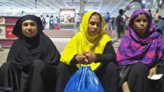 সৌদি আরব থেকে ফিরে আসা কয়েকজন নারী শ্রমিক