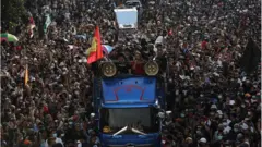 ผู้ชุมนุมกลุ่มราษฎรเคลื่อนขบวนจากอนุสาวรีย์ประชาธิปไตยไปทำเนียบฯ เมื่อ 14 ต.ค. 2563