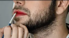 লিপস্টিক দিচ্ছেন এক ব্যক্তি