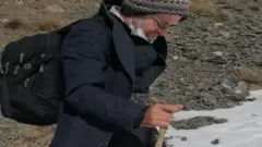 Kameel Ahmady camina por las montañas escapando de Irán.