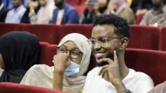 المشاهدون ينتظرون العرض الأول للأفلام الصومالية في المسرح الوطني الصومالي في مقديشو