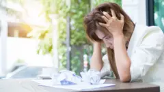 ADHD는 '업무를 할 때 실수를 자꾸 하거나, 일을 시작하는 것을 미루거나, 업무 도중에 자꾸 다른 일을 하고, 마무리하는 걸 어려워하는 등의 증상'을 동반한다