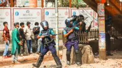 ঢাকায় জুমার নামাজের পর মোদীর সফরের প্রতিবাদে বিক্ষোভে সহিংসতা হয়। এক পর্যায়ে পুলিশ সেখানে রাবার বুলেট ছোঁড়ে।