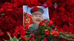 Россия бу йил Сталин вафотининг 70 йиллигини Қизил майдонда нишонлади.