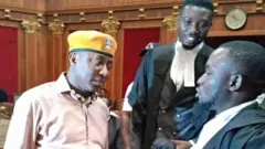 Ọmọyẹle Ṣoworẹ atawọn agbẹjọro kan duro