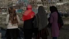 ২০১৪ সালের ১৪ই জানুয়ারি তারিখে তোলা ছবি যেখানে আফগান নারী পথচারীরা হাটছেন।