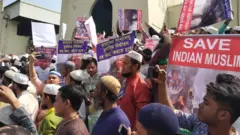 বিক্ষোভকারীরা দাবি তুলেছেন, বাংলাদেশের প্রতিষ্ঠাতা রাষ্ট্রপতি শেখ মুজিবুর রহমানের জন্মশতবার্ষিকী অনুষ্ঠানে ভারতের প্রধানমন্ত্রী নরেন্দ্র মোদী যাতে ঢাকায় আসতে না পারেন।