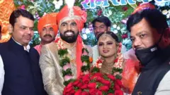 सर्वसामान्यांना विवाह सोहळ्यासाठी 50 लोकांची मर्यादा पण आमदाराच्या लग्नासाठी हजारोंची गर्दी