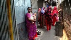 ঢাকার মহাখালীতে কড়াইল বস্তির একদল বাসিন্দা