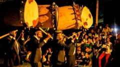 Abatimbo b'umugwi "Amagaba" bavugije ingoma bambaye "costume" bahagaritswe gukora ico gikorwa amezi atandatu