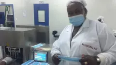 Umugore wo mu Rwanda ufite agapfukamunwa