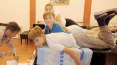 deca za klavirom