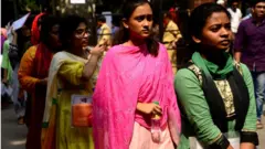 একটি বিশ্ববিদ্যালয়ে ভর্তি পরীক্ষার্থীরা