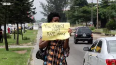 Obinrin pẹlu akọle lọwọ