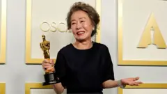 제93회 아카데미상 여우조연상을 받은 윤여정