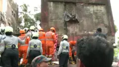 मुंबईत 4 मजली इमारत कोसळली