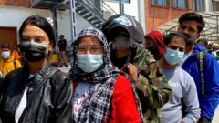 राहदानीका लागि आवेदन दिन लामबद्ध सेवाग्राहीहरू।