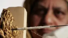 காஷ்மீர் பெண்கள் மீட்டெடுக்கும் மரபுவழி சால்வை உற்பத்தி
