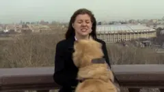 黃金獵犬亂入直播，搶走俄羅斯女記者麥克風