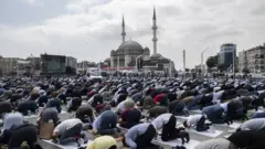 تدفق المصلون للصلاة في المسجد الجديد.