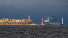 Туристический лайнер проходит мимо форта "Кроншлот"