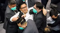 林卓廷被立法會保安抬走