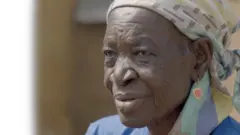 Mulher negra com lenço na cabeça