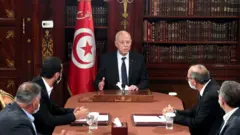 هل تنجح الضغوط في إجبار قيس سعيّد على وضع جدول زمني واضح؟