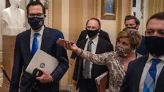 Bộ trưởng Tài chính Hoa Kỳ Steven Mnuchin (ngoài cùng, trái)