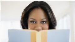 femme tenant un livre