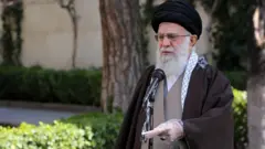 آیت الله علی خامنه ای گفته نیروهای مسلح و دستگاه های مرتبط با دفتر رهبری باید به کنترل ویروس کرونا کمک کنند