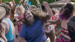 Moças dançam em festa em cena do seriado Shrill