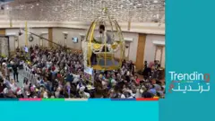 فيديو "المدرس الطائر" محلقا فوق طلابه في قفص ذهبي يثير جدلا في مصر