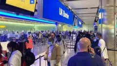 Khu vực làm thủ tục nhập cảnh tại phi trường Heathrow, UK.
