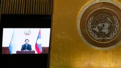Thủ tướng Lào Phankham Viphavanh được cho là "có thể bị phe bảo thủ, thân Trung Quốc" chỉ trích