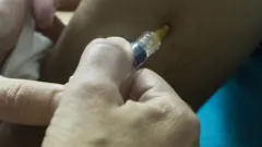 ஏன் தடுப்பூசி போட வேண்டும்? - தெரிந்துகொள்ள வேண்டிய தகவல்கள் குறித்து 140 விநாடிகளில் விளக்குகிறது இந்த காணொளி.