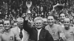 Pozzo ergue a taça Jules Rimet após a vitória da Itália na Copa do Mundo de 1938