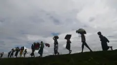 ရခိုင်ပြည်နယ်ထဲက ပဋိပက္ခတွေကြောင့် ဒေသခံ ရွာသားတစ်ချို့ ထွက်ပြေးရစဉ်