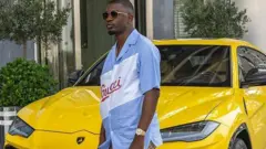 mrwoodbery devant la Lamborghini