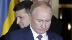Президент Украины Владимир Зеленский и президент России Владимир Путин (слева направо)