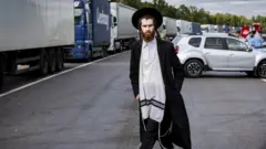 أحد الحجاج العالقين على الحدود