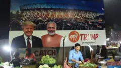 अहमदाबाद में 'नमस्ते ट्रंप' की एक होर्डिंग