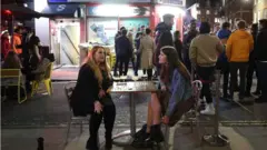 من المرجح أن بريطانيا سوف تشهد المزيد من القيود على الأنشطة الاجتماعية في الفترة المقبلة