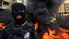 지난 10월 반정부 시위가 시작된 후, 무력진압으로 시위대 400여 명이 사망했다