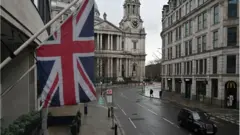 опустевшая улица в лондоне