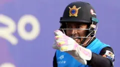 অনেকেই মাঠে মুশফিকুর রহিমের এই আচরণের সমালোচনা করছেন।