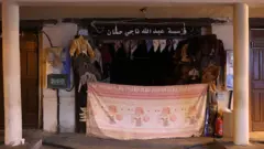 Doodda ka dhalatay in waajib ay tahay in la xiro xarumaha ganacsiga Sucuudiga marka la gaaro salaadda