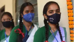 আসামের গৌহাটিতে স্কুলের মেয়েরা টিকা নেবার জন্য লাইনে দাঁড়িয়ে, ০৩/০১/২০২২