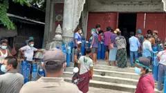 အောက်ဆီဂျင် ဖြည့်ဖို့တန်းစီနေကြ