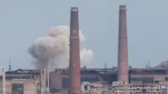 আজভস্টালে ধোঁয়া দেখা যাচ্ছে।
